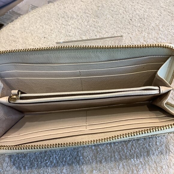 Pretty Michael Kors White Zip Around Wallet - Picture 5 of 5